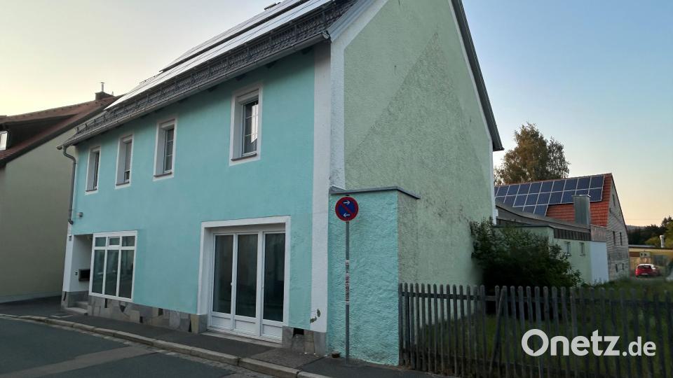 Auf dem Anwesen der ehemaligen Bäckerei Fuchs in der Ringgasse wird die Heizzentrale des Wärmenetzes mit zwei Hackgutkesseln (jeweils 450 kW) und Pufferspeicher installiert. Bild: ck