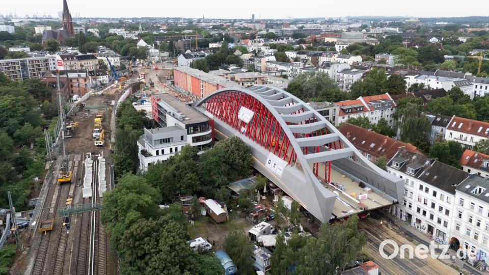 Ende August sollen dann wieder bis zu 1.000 Züge über die vier Gleise der markanten Brücke fahren. Bild: Christian Charisius/dpa