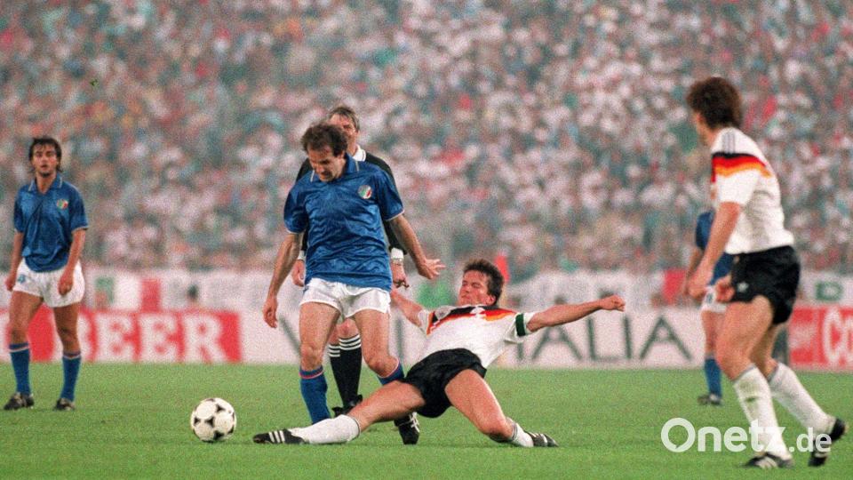 Zwei Ikonen des Fußballs: Franco Baresi im Duell mit Lothar Matthäus beim EM-Eröffnungsspiel 1988. (Archivbild) Bild: picture-alliance / dpa