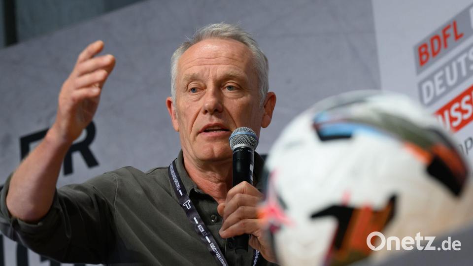 Christian Streich kritisiert die FIFA scharf. (Archivbild) Bild: Hendrik Schmidt/dpa