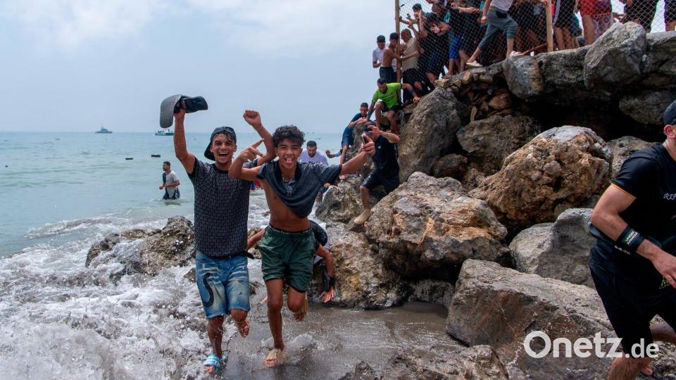 Migranten überqueren die Grenze von Marokko in die spanische Exklave Ceuta. Bild: Antonio Sempere/AP/dpa