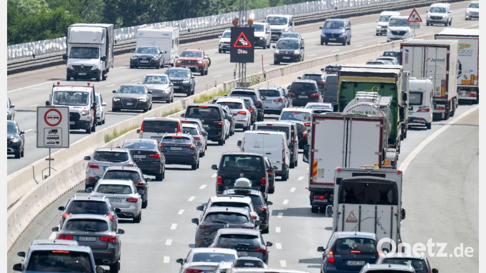Besonders zu Beginn der Sommerferien ist die Staugefahr auf bayerischen Autobahnen groß. (Archivbild) Bild: Pia Bayer/dpa