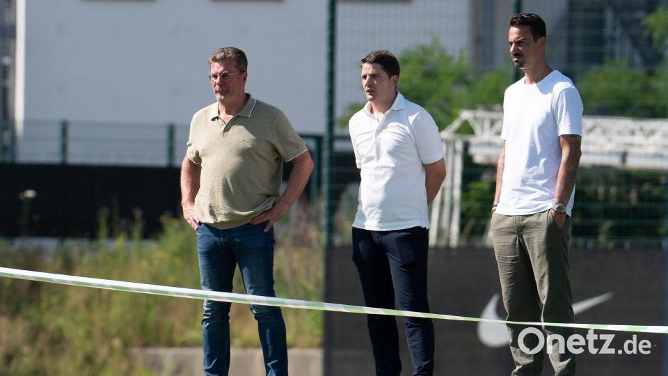 Drei Wolfsburg-Macher: Sport-Geschäftsführer Dieter Hecking, Sportdirektor Pirmin Schwegler und Aufsichtsratsmitglied Diego Benaglio (l-r). (Archivbild) Bild: Swen Pförtner/dpa