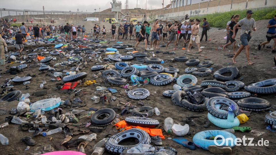 Mit Schwimmreifen über die Grenze Bild: Marcos Moreno/EUROPA PRESS/dpa