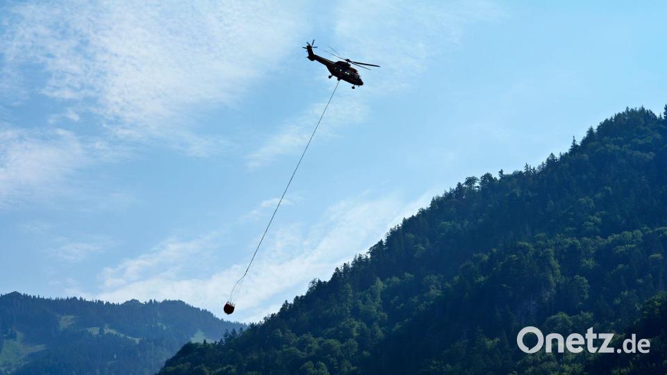 Auch am Freitag waren wieder mehrere Löschhubschrauber im Einsatz. Bild: Uwe Lein/dpa