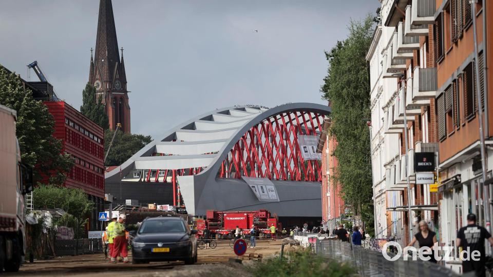 Nun ist sie da. Die neue Sternbrücke steht an ihrem Zielort. Bild: Christian Charisius/dpa