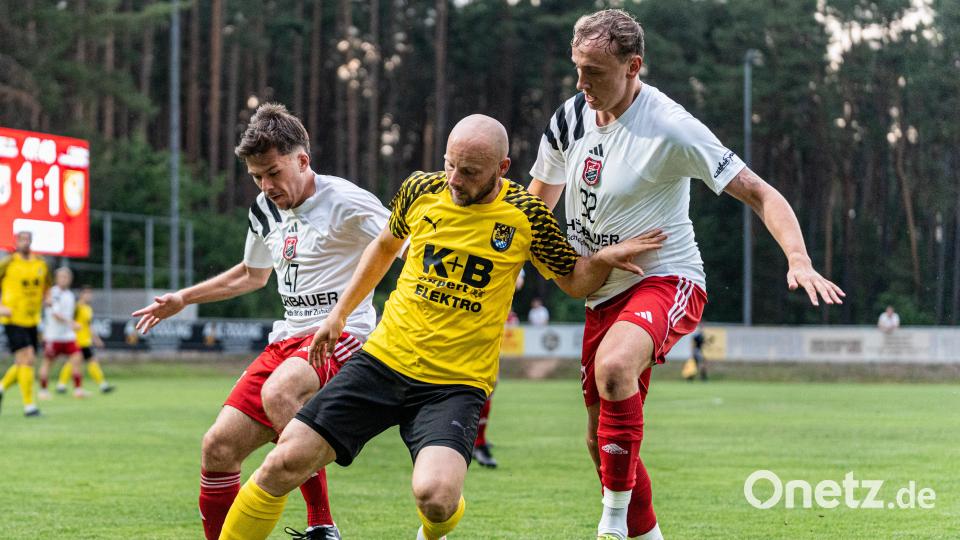Ambergs Spielertrainer Friedrich Lieder (Mitte) im Zweikampf mit Josef Fenzl (links) und Maximilian Bauer vom SC Luhe-Wildenau. Bild: Hannah Dirscherl