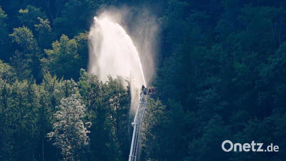 Feuerwehrleute im Einsatz in den Chiemgauer Alpen. Bild: Uwe Lein/dpa