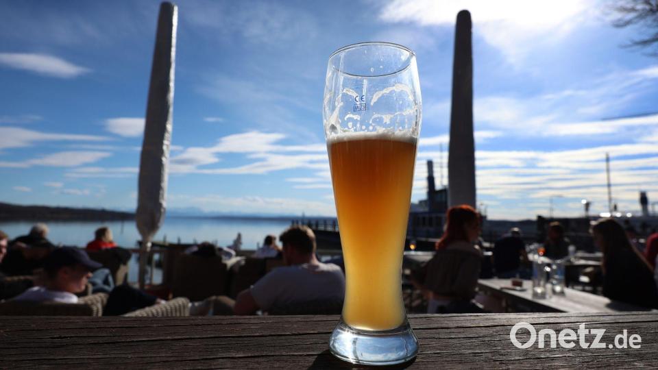 Mit oder ohne Alkohol? Weizenbier schmeckt vielen Menschen in beiden Varianten. (Archivbild) Bild: Karl-Josef Hildenbrand/dpa