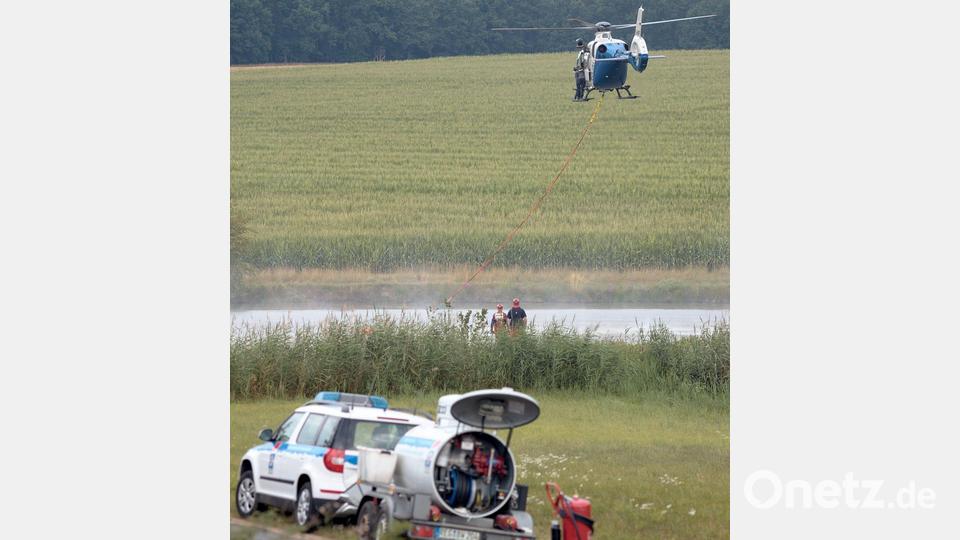Hubschrauber der Polizei laden Wasser, um den Waldbrand bei Freudenberg einzudämmen. Bild: Tizian Gerbing/dpa
