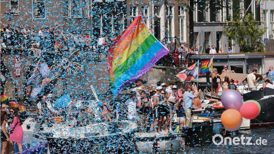 Menschen nehmen an der Canal Parade in Amsterdam teil. Bild: Patrick Post/AP/dpa