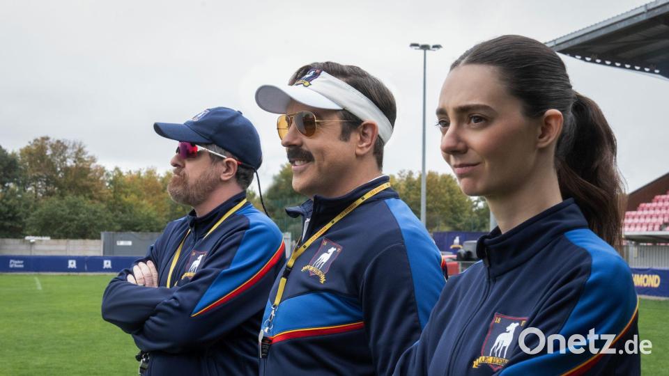 Brendan Hunt, Jason Sudeikis und Tanya Reynolds in einer Szene der Serie „Ted Lasso“ - die 4. Staffel kommt jetzt bei Apple TV (ab 5. August). Bild: -/Apple TV/dpa