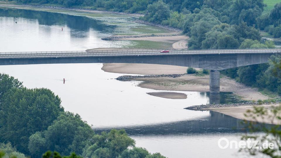 Der niedrige Wasserstand der Donau legt Sandbänke frei. Bild: Armin Weigel/dpa