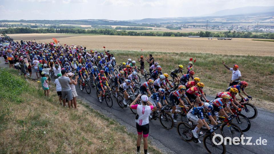 Die Tour de France der Frauen rollte am Samstag in der Schweiz los. Bild: Jean-Christophe Bott/KEYSTONE/dpa