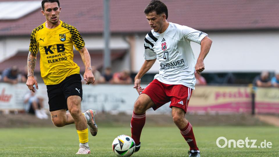 Der SC Luhe-Wildenau setzt sich im Duell gegen den FC Amberg mit 3:1 durch. Josef Fenzl (weiß) am Ball. Bild: Hannah Dirscherl