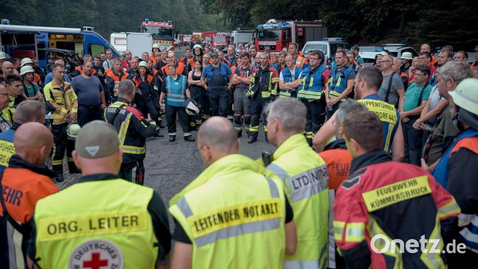 Einsatzkräfte sind bei einem Waldbrand im Einsatz. In der Nähe von Freudenberg im Landkreis Amberg-Sulzbach ist ein Waldbrand ausgebrochen. Bild: Tizian Gerbing/dpa