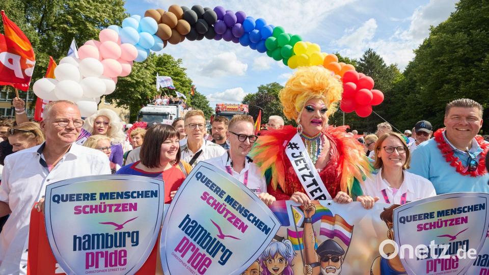 An der Demonstration beteiligen sich auch Politiker von SPD und Grünen. Bild: Georg Wendt/dpa