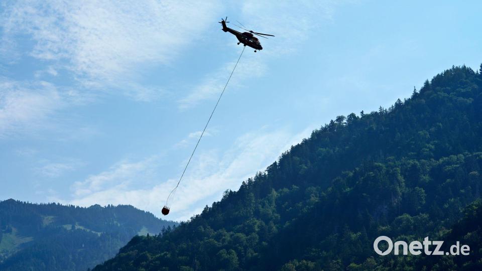 Der Waldbergbrand in den Chiemgauer Alpen wurde mit Hubschraubern gelöscht, jetzt suchen die Einsatzkräfte nach den Glutnestern. Bild: Uwe Lein/dpa