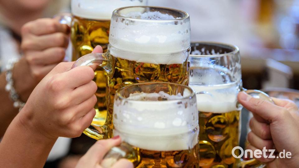 Ein Prosit: Um die Vergabe von Festzelten auf dem Oktoberfest hatte es zuletzt großen Wirbel gegeben. (Archivbild) Bild: Matthias Balk/dpa