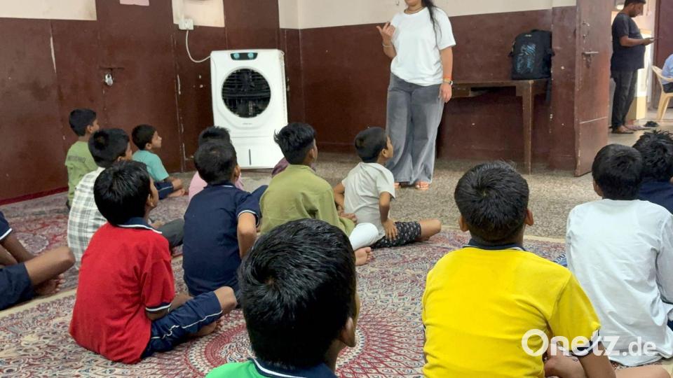 Kinder sitzen im Unterricht in einer Unterkunft für Straßenkinder in Neu-Delhi. Bild: Dirk Godder/dpa