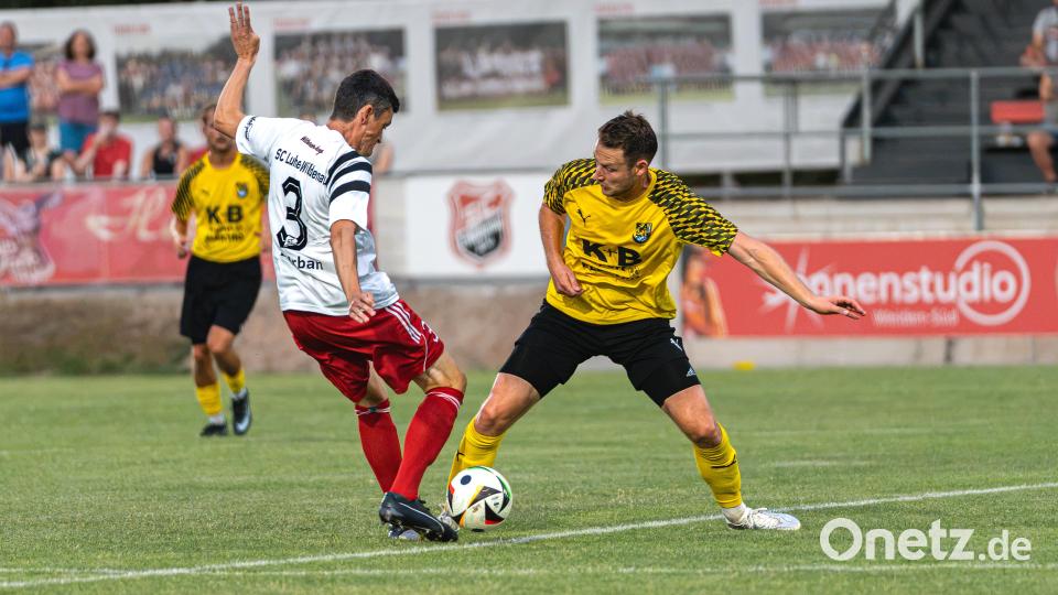 Der SC Luhe-Wildenau setzt sich im Duell gegen den FC Amberg mit 3:1 durch. Matthias Graf (in Gelb) im Duell mit Benjamin Urban (in Weiß). Bild: Hannah Dirscherl