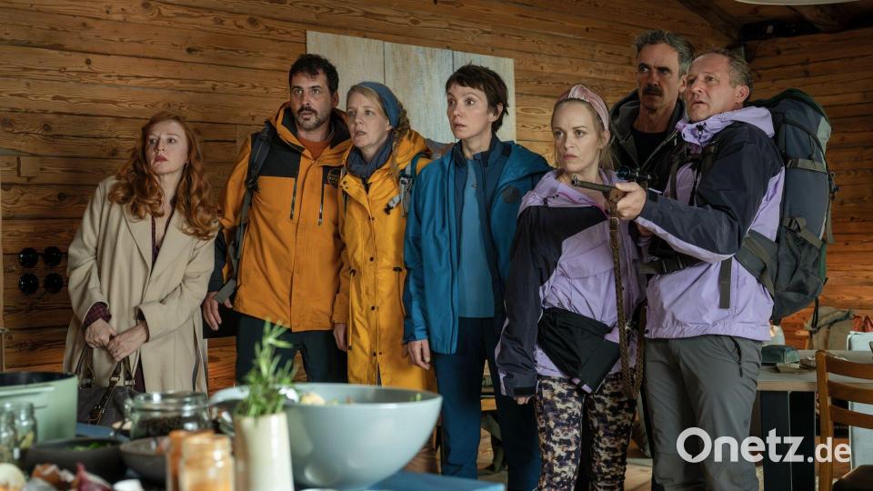 In der Hütte treffen die sieben Freunde auf drei Fremde. Und die weigern sich, wieder zu gehen. Bild: Stefanie Leo/ZDF/dpa
