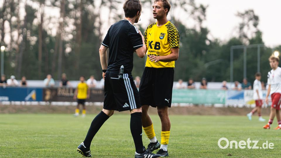 Der SC Luhe-Wildenau setzt sich im Duell gegen den FC Amberg mit 3:1 durch. Noah Majdic (FC Amberg) im Austausch mit Schiedsrichter Dr. Markus Huber. Bild: Hannah Dirscherl
