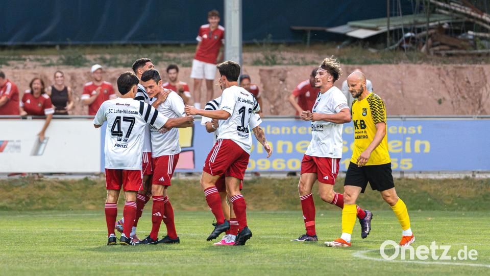 Der SC Luhe-Wildenau setzt sich im Duell gegen den FC Amberg mit 3:1 durch. Die Spieler des SC Luhe-Wildenau bejubeln ihren Treffer gegen den FC Amberg. Bild: Hannah Dirscherl