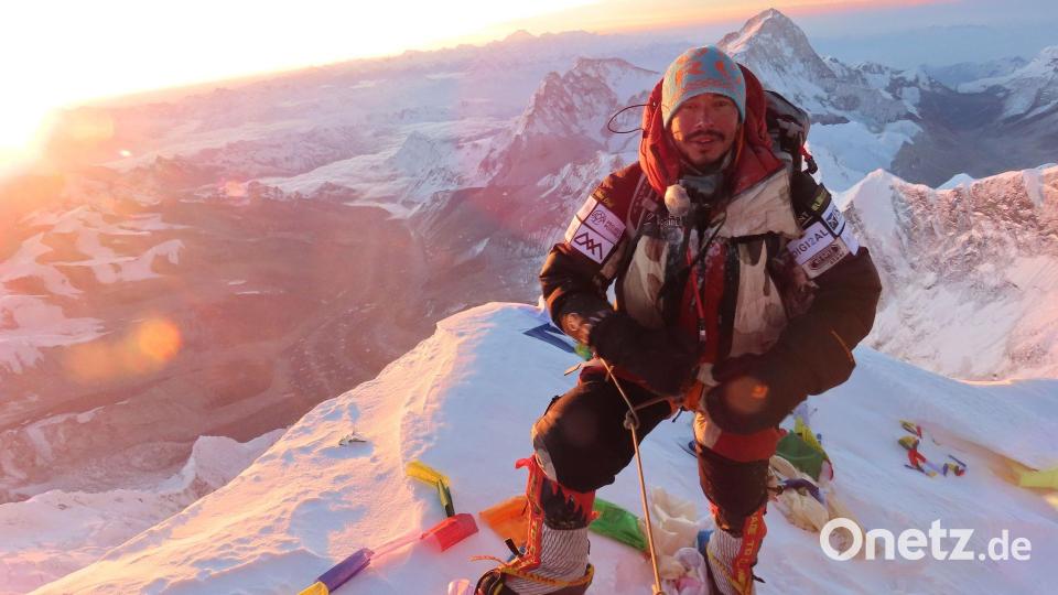 Purja auf dem Gipfel des Everest. (Archivbild) Bild: Nirmal Purja/PA Wire/dpa
