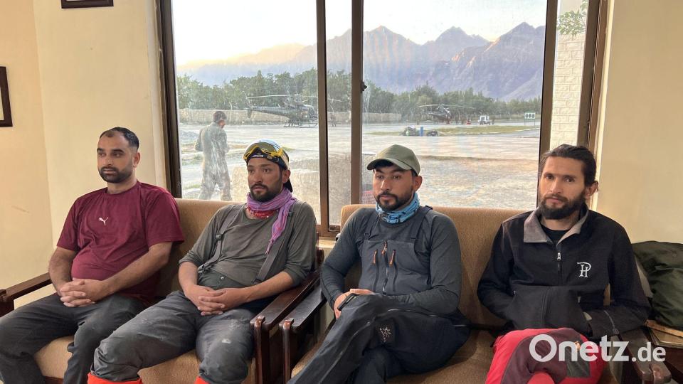 Bergretter bereiten sich am Freitag auf eine Suchmission am Broad Peak vor. (Handout) Bild: Uncredited/Alpine Club of Pakistan/AP/dpa