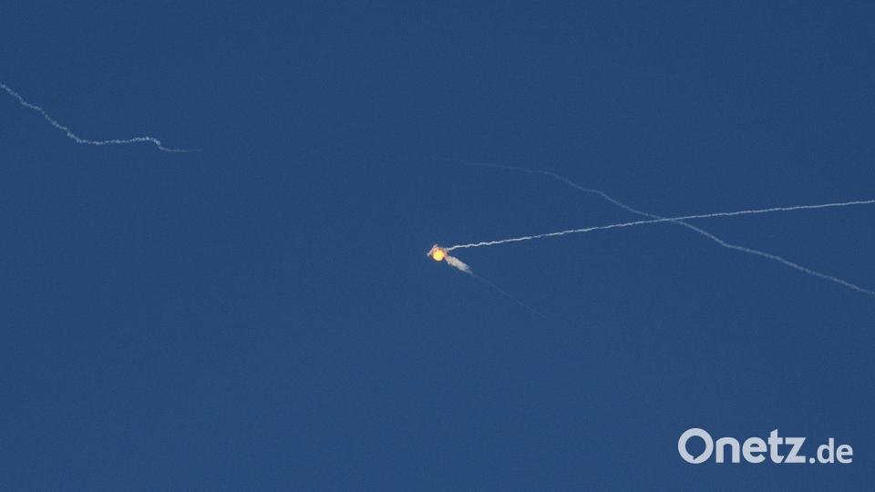 Bei einem erneuten Raketenangriff Russlands auf die Ukraine sterben wieder mehrere Menschen. (Archivbild) Bild: Evgeniy Maloletka/AP/dpa