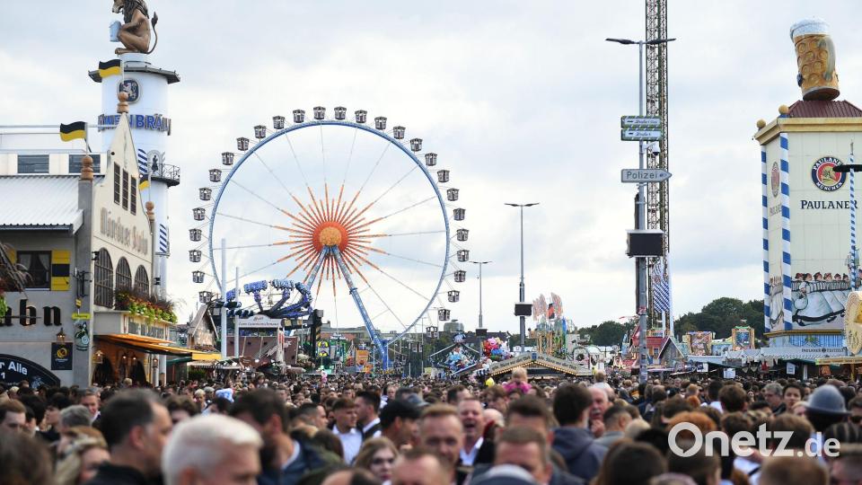Der Gastronom Alexander Egger erklärt, warum er dieses Jahr seine „Münchner Stubn“ nicht auf der Wiesn betreiben will. (Archivbild) Bild: Felix Hörhager/dpa