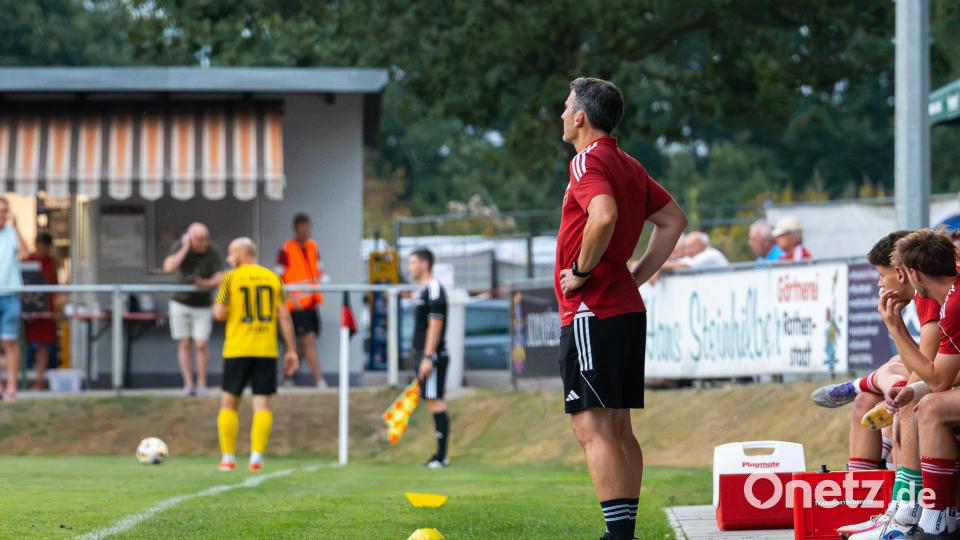 Der SC Luhe-Wildenau setzt sich im Duell gegen den FC Amberg mit 3:1 durch. Stefan Grünauer an der Seitenlinie. Bild: Hannah Dirscherl