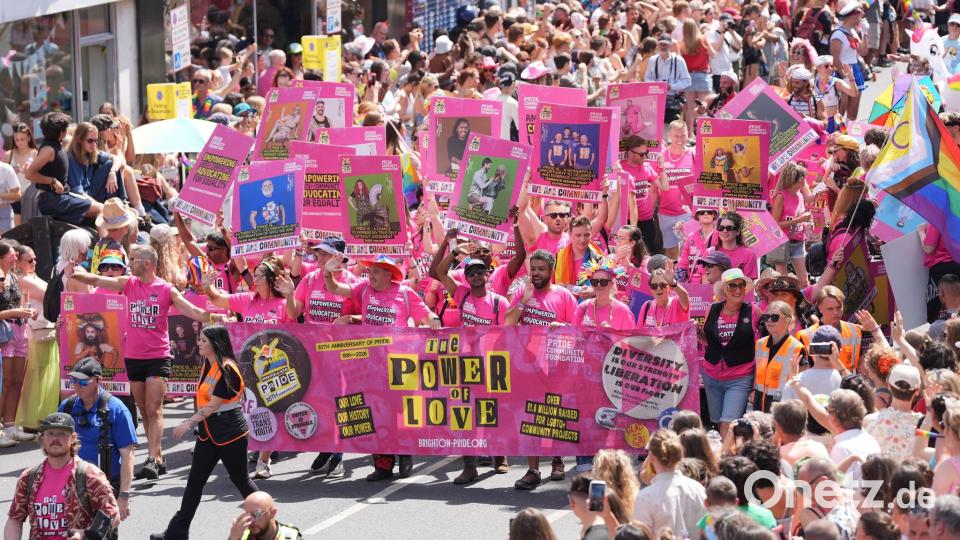 Viele tausend Menschen versammelten sich unter dem Motto „The Power of Love“ auf den Straßen. Bild: Yui Mok/PA Wire/dpa
