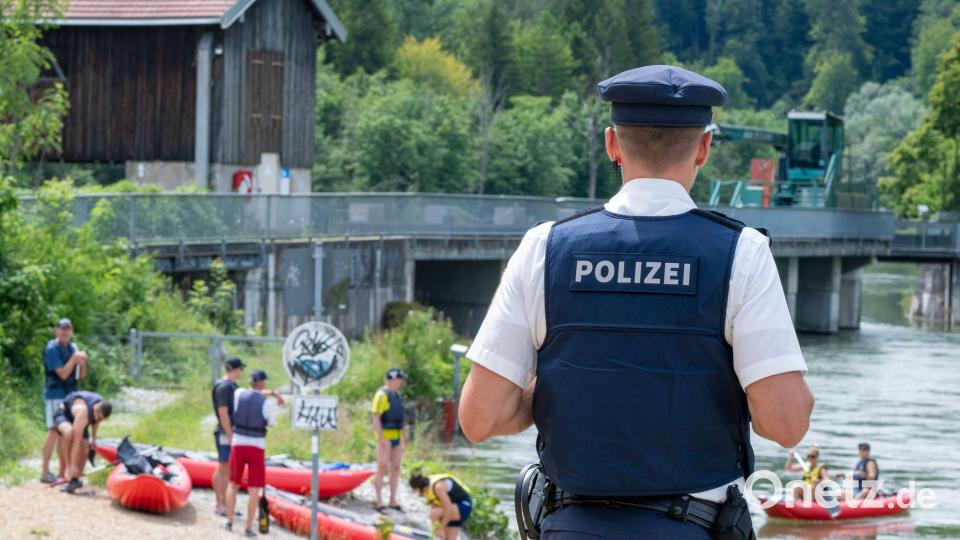 An der Isar hat die Polizei Schlauchboote kontrolliert - und einige Verstöße festgestellt. (Archivbild) Bild: Peter Kneffel/dpa