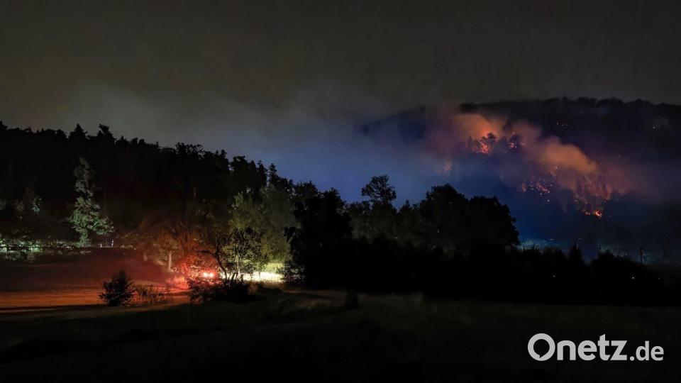 Bis spät in die Nacht kämpften die Einsatzkräfte am Freitag gegen die Flammen rund um den Johannisberg in Freudenberg. Bild: Hermann Koch
