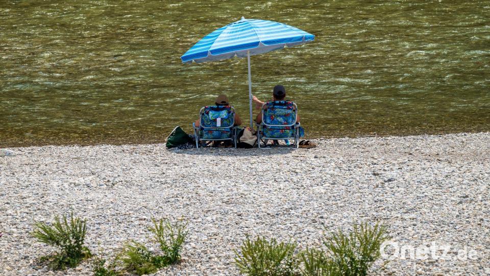 Bei Sommerhitze ist die Isar in München ein Sehnsuchtsort. (Archivbild) Bild: Peter Kneffel/dpa