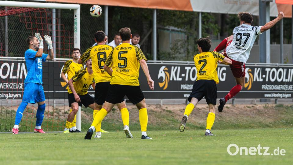 Der SC Luhe-Wildenau setzt sich im Duell gegen den FC Amberg mit 3:1 durch. Torschussversuch im Sprung von Nico Argauer. Bild: Hannah Dirscherl