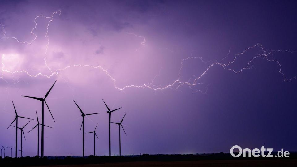 Blitze entladen sich am Himmel über Brandenburg. Bild: Patrick Pleul/dpa