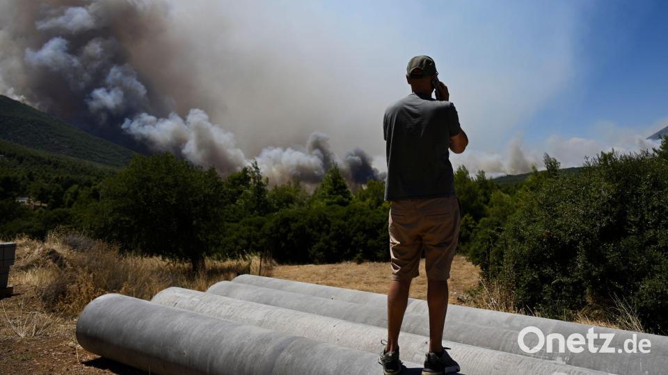 Den Menschen bleibt nur, aus sicherer Entfernung zuzuschauen. Bild: Michael Varaklas/AP/dpa