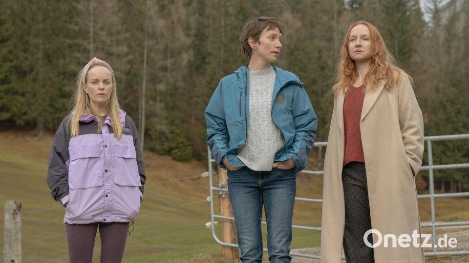 Szene aus „Nix ist fix“: Paula (Friederike Kempter, links), Juliane (Julia Koschitz, Mitte) und Ines (Brigitte Hobmeier, rechts). Der Film steht jetzt in der ZDF-Mediathek (im ZDF-Streaming-Portal) und wird am 10. August ausgestrahlt. Bild: Stefanie Leo/ZDF/dpa