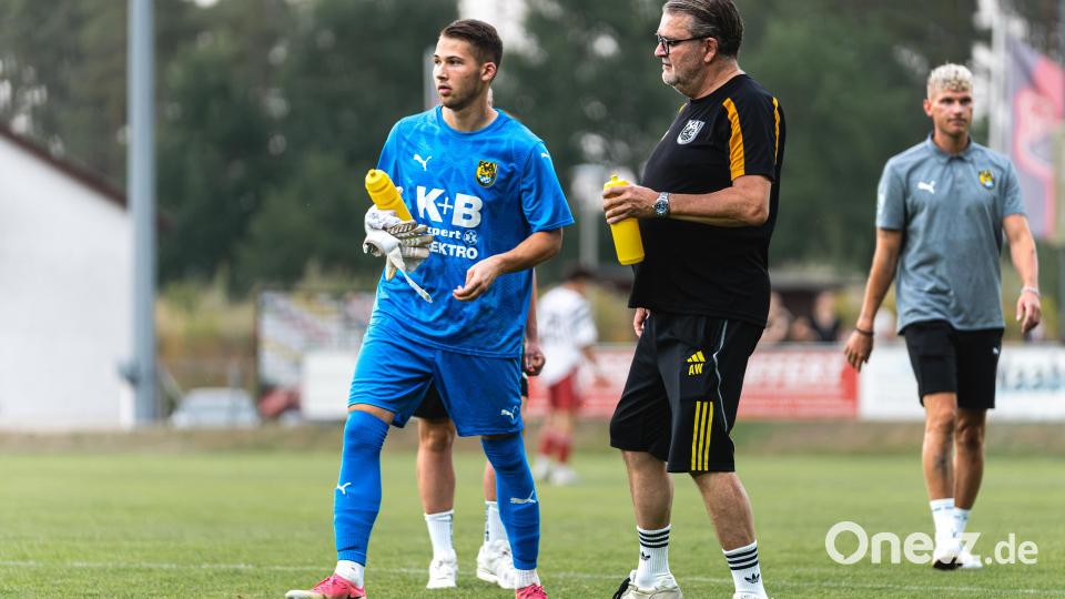 Der SC Luhe-Wildenau setzt sich im Duell gegen den FC Amberg mit 3:1 durch. Im Bild Andreas Wagner und Torhüter Lukas Peterson. Bild: Hannah Dirscherl