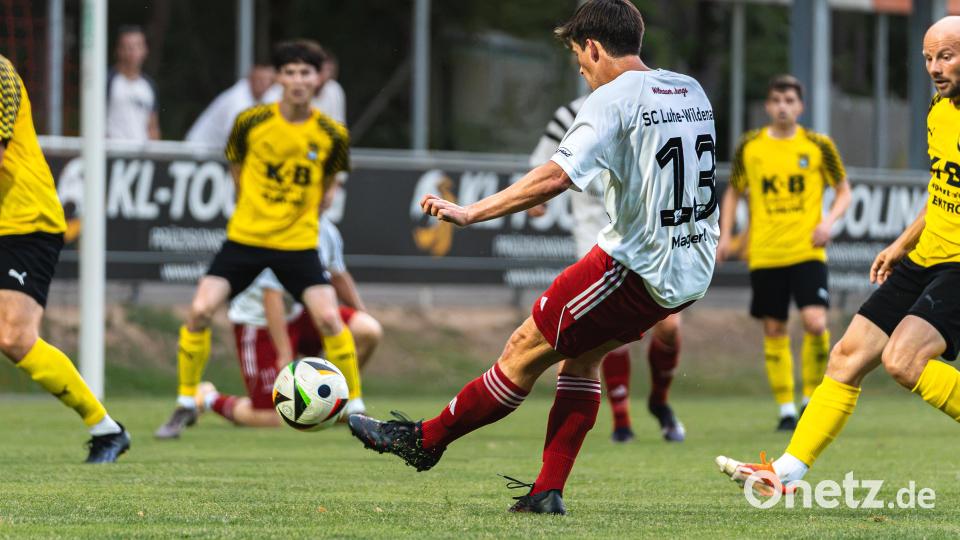 Der SC Luhe-Wildenau setzt sich im Duell gegen den FC Amberg mit 3:1 durch. Fabian Magerl (SC Luhe-Wildenau, in Weiß) beim Torschuss. Bild: Hannah Dirscherl