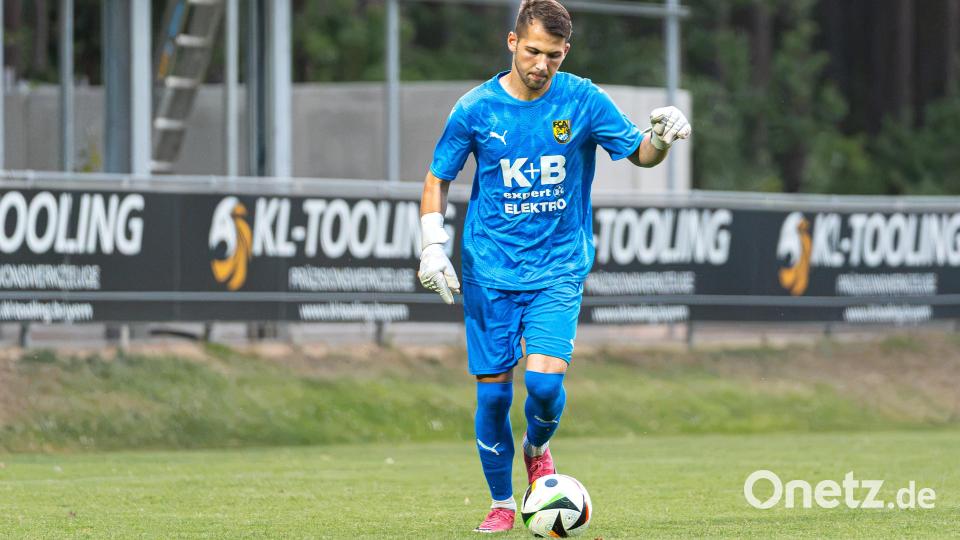 Der SC Luhe-Wildenau setzt sich im Duell gegen den FC Amberg mit 3:1 durch. Ambergs Torhüter Lukas Peterson. Bild: Hannah Dirscherl