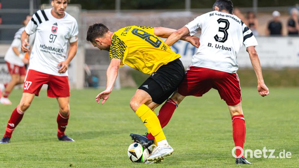 Der SC Luhe-Wildenau setzt sich im Duell gegen den FC Amberg mit 3:1 durch. Matthias Graf (in Gelb) im Duell mit Benjamin Urban (in Weiß). Bild: Hannah Dirscherl