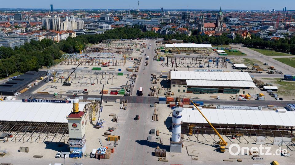 Im September ist die Vergabe von Festzelten ein Thema vor Gericht. (Archivbild) Bild: Sven Hoppe/dpa