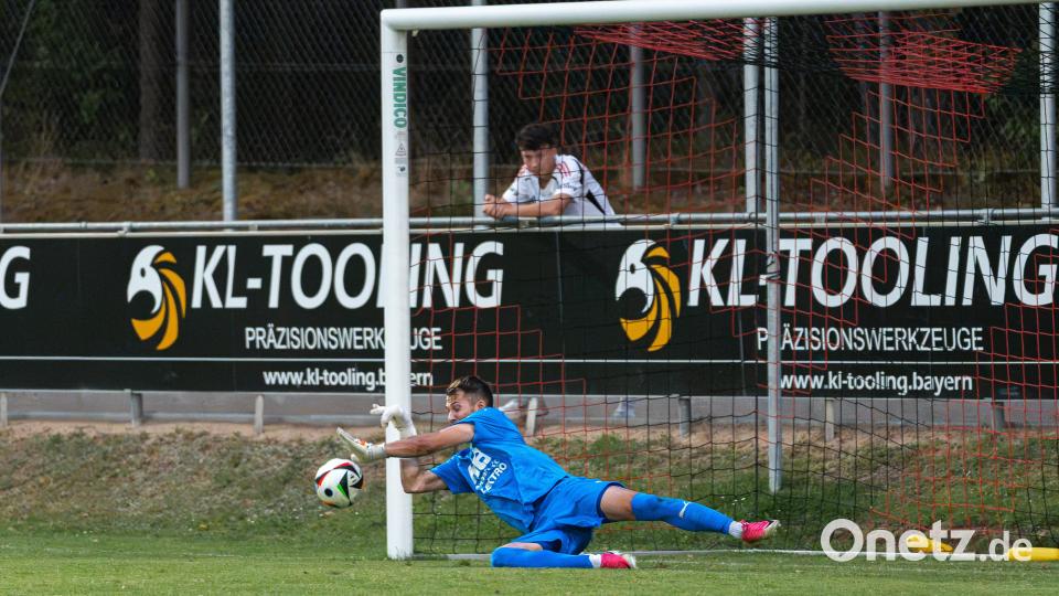 Der SC Luhe-Wildenau setzt sich im Duell gegen den FC Amberg mit 3:1 durch. FC-Amberg-Torhüter Lukas Peterson pariert einen Elfmeter. Bild: Hannah Dirscherl