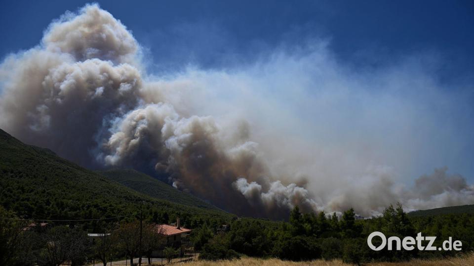 Ungebremste Naturgewalt: Der Wind treibt das Feuer gnadenlos voran, Löschflugzeuge können nicht starten. Bild: Michael Varaklas/AP/dpa