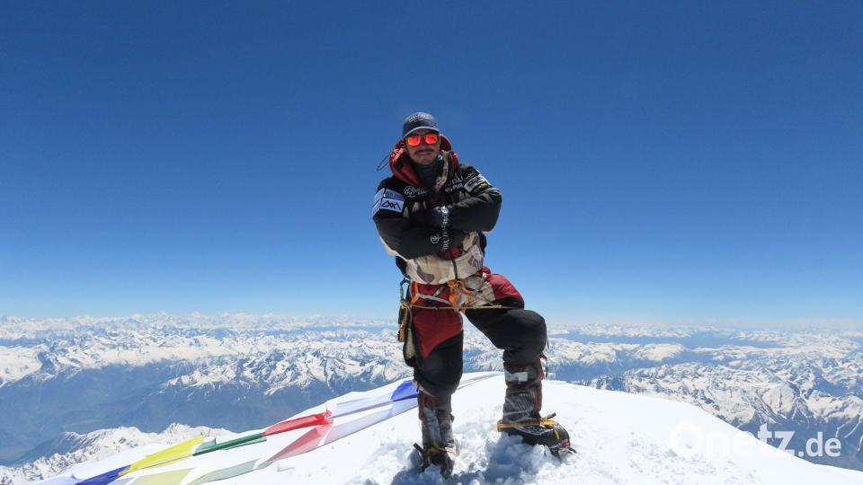 Dieses undatiertes Archivfoto (ursprünglich am 29.10.19) zeigt Purja auf dem Gipfel des Nanga Parbat. (Archivbild) Bild: Nirmal Purja/PA Wire/dpa