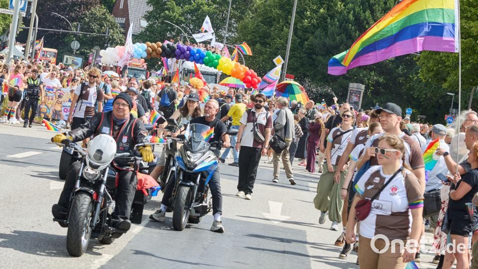 Im Demonstrationszug zum Christopher Street Day in Hamburg fahren nicht nur 60 Lastwagen, sondern auch mehrere Biker. Bild: Georg Wendt/dpa